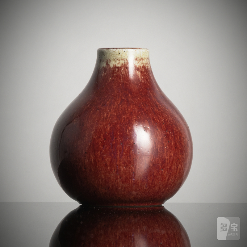 A small oxblood-glazed porcelain vase on wood stand - 图3